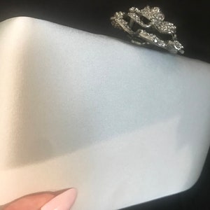 Nuevo hermoso casco duro satinado gris plata claro con cierre de rosa de cristal con incrustaciones de plata - Bolso de embrague de noche - Se adapta al teléfono I