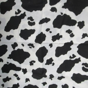 All-over katoenen quiltstof met zwart-witte koeprint, op maat gesneden en 44 inch breed, vintage uit 1992 en zeldzaam.