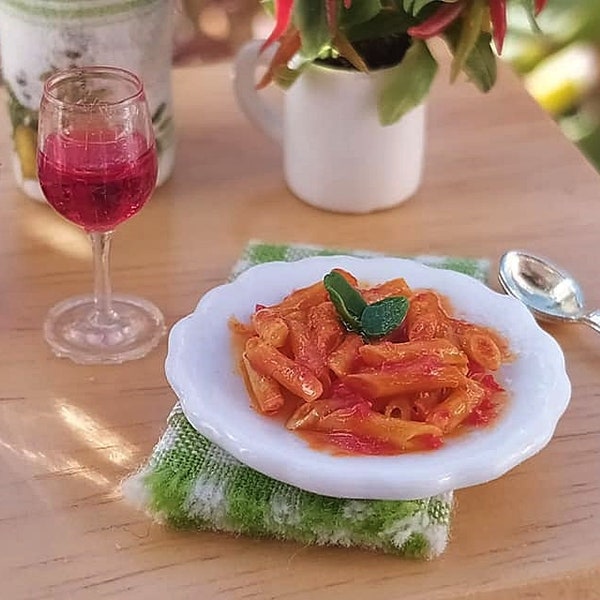 1:12 Maßstab - Künstlerische handgefertigte Miniatur, Realistische Miniatur Essen für das Puppenhaus, Italienische Küche Pasta, Penne mit Tomate und Basilikum