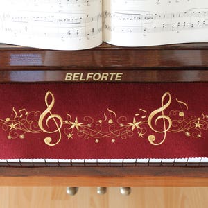 Piano Runner 130×16 cm with Treble Clef Motif – 100% Wool Felt Keyboard Cover – Dust Protection, Custom Thread Color, Handmade 250