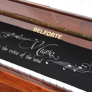 Piano key runner with music motif and “Muzik” embroidery – 100% wool – 16 colors – perfect gift – bestseller! 040