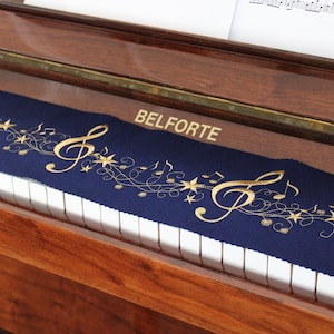 Piano Runner 130×16 cm with Treble Clef Motif – 100% Wool Felt Keyboard Cover – Dust Protection, Custom Thread Color, Handmade 250