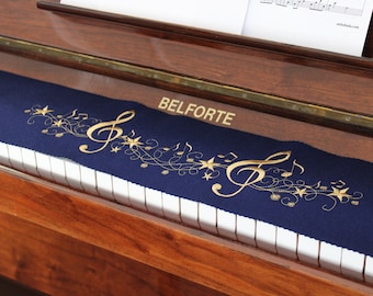 Tapis de piano 130×16cm à motif clé de sol – 100% feutre de laine – protection pour 88 touches – motif brodé 250