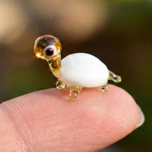 Tortuga de vidrio soplado blanco - Tortuga de vidrio pequeña - Animal de vidrio diminuto - Figura decorativa de tortuga - Regalos para mujeres - Animal de vidrio en miniatura