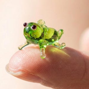 Rana de cristal, estatua de rana, figurita de rana pequeña, regalos de rana, rana linda, animales de cristal pequeños, mini animales de cristal, rana de vidrio soplado, arte decorativo de rana