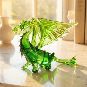 Statue de dragon, décoration fantastique, dragon en verre vert, sculpture en verre, cadeaux dragon, décoration dragon, art fantastique, animaux en verre soufflé, 5 pouces