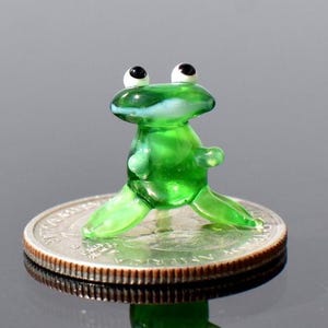 ガラスのカエル、ミニチュアガラスの動物、小さなガラスの動物、ガラスの動物、カエルの置物、ランプワークガラス、かわいいカエル、ミニカエル、カエルの装飾