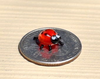 Miniature Glass Ladybug Figurine – Tiny Handblown Red Insect Sculpture, Collectible Glass Art, Cute Desk Décor, Gift for Nature Lovers
