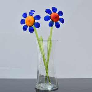 Magnifique fleur de verre marguerite bleue à longue tige. Excellent ajout à votre collection de verres, cadeau unique. Chaque fleur est facturée individuellement.