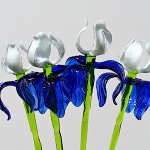 Handgemaakte blauw-witte glazen irisbloemsculptuur - 16 inch