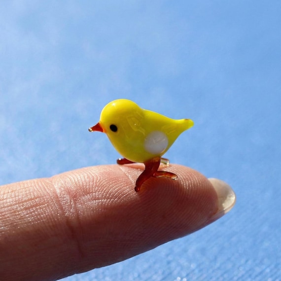ひよこと黄色の鳥　ガラス細工　ミニチュア Tiny Yellow Glass Chick: Whimsical Lampwork Miniature - Etsy