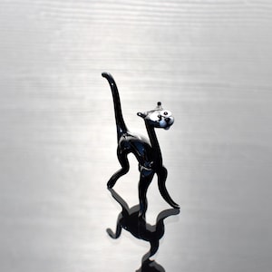 Cute Glass   Black Cat, Collectible decorative figurine, glass menagerie.