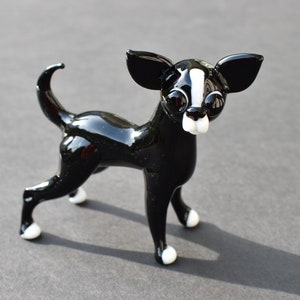 ガラス製の黒いチワワ犬。個性と個性にあふれた精巧なフィギュアです。