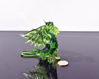 Precioso Dragón Verde de Cristal. Figura detallada y con mucha personalidad. Una excelente adición a tu colección de animales de cristal.