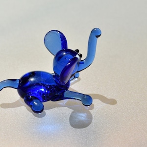 Blue Glass Elephant Figurine – Hand Blown Mini Animal Sculpture – Cute Collectible Gift