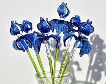 Flor de iris de vidrio soplado a mano de 43 cm: arte floral alto de vidrio soplado, tallo de iris morado realista, elegante decoración para el hogar y regalo único hecho a mano.