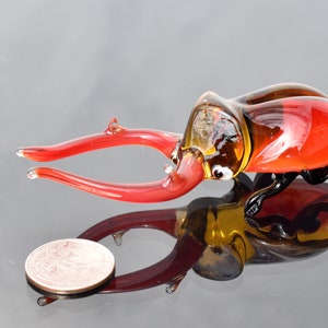 Wunderschöner Glas Hirschkäfer. Detailreich gearbeitete Figur mit viel Persönlichkeit. Hervorragende Ergänzung zu Ihrer Glas-Menagerie-Sammlung.