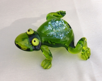 Cute Glass Frog, Collectible decorative figurine, glass menagerie, Flame work glass frog.