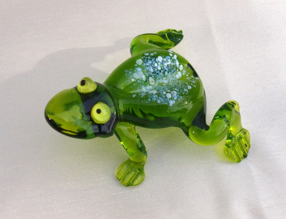 Cute Glass Frog, Collectible decorative figurine, glass menagerie, Flame  work glass frog.