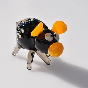 Cute glass pig, Detailed figurine with a lot of personality. Excellent addition to your glass menagerie collection.