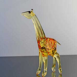 Anmutige Giraffe aus Glas. Detailreiche Figur mit viel Charakter und Persönlichkeit.  Hervorragende Ergänzung zu Ihrer Glas-Menagerie-Sammlung