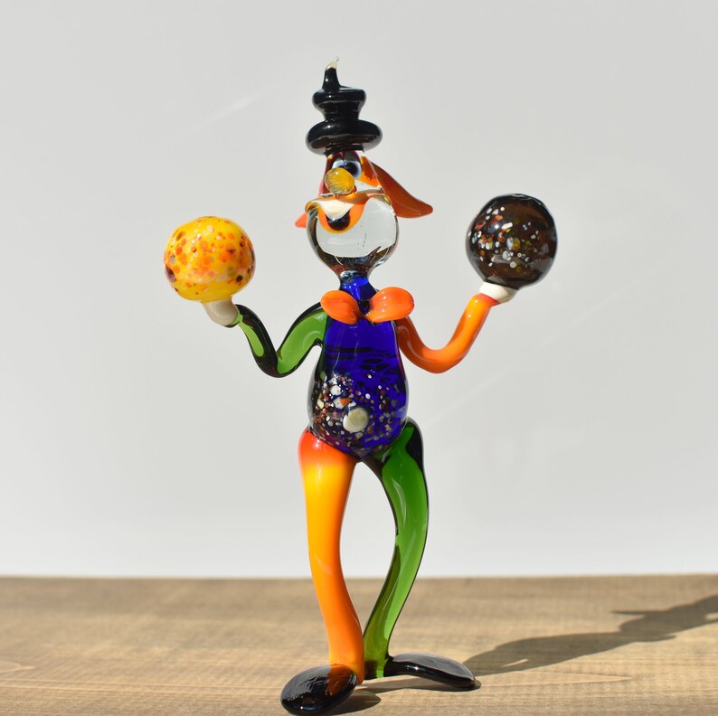 Glass juggling clown Detailed figurine with a lot of character and personality Excellent addition to you glass menagerie collection