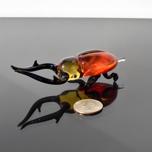 Wunderschöner Glas Hirschkäfer. Detailreich gearbeitete Figur mit viel Persönlichkeit. Hervorragende Ergänzung zu Ihrer Glas-Menagerie-Sammlung.