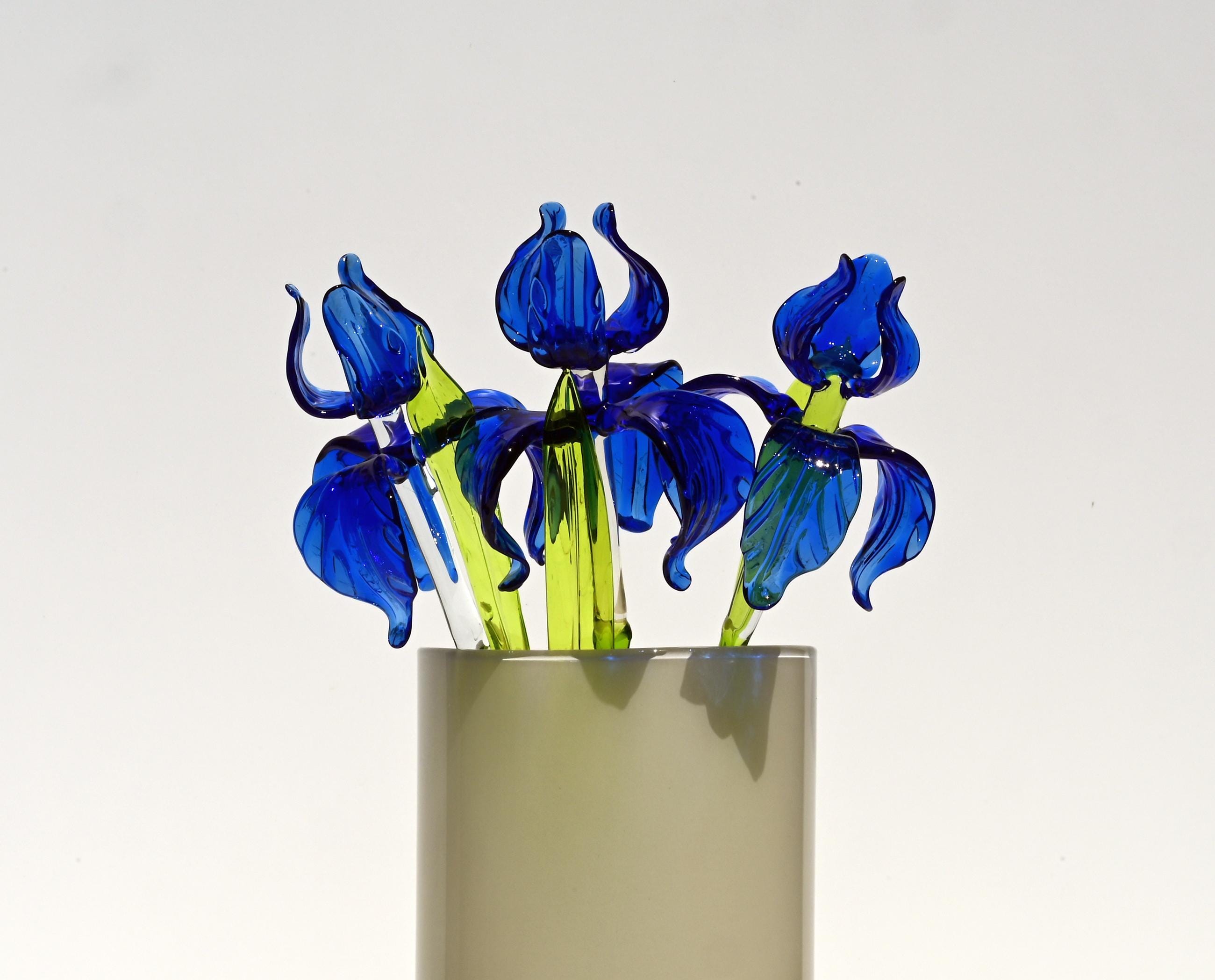 Preciosa flor de iris de vidrio azul de tallo largo. Una excelente adición a su colección de vidrio; un regalo único. Cada flor tiene un precio individual.