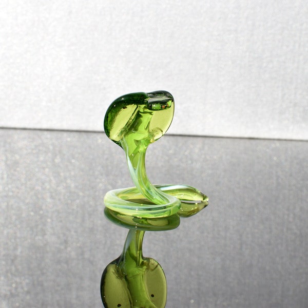 Glass Green  Cobra  figurine. Detailed figurine. Excellent addition to your glass reptiles collection.