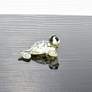 Cute transparent glass Baby Seal. Whimsical figurine with a lot of character. Excellent addition to you glass menagerie collection