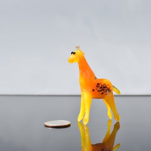 Süße Glasgiraffe. Skurrile Figur mit viel Charakter und Persönlichkeit. Hervorragende Ergänzung zu Ihrer Glaskollektion, einzigartiges Geschenk.