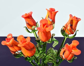 Wunderschöne orangefarbene Rosenblüte aus Glas mit langem Stiel. Hervorragende Ergänzung zu Ihrer Inneneinrichtung, einzigartiges Geschenk. Für jede Blume wird ein individueller Preis berechnet.