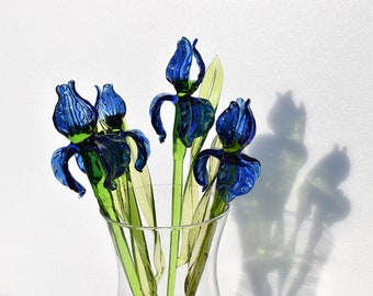 Iris de vidrio azul con hoja: flor eterna soplada a mano de 33 cm. Elegante decoración para el hogar y regalo para ella. Centro de mesa único para bodas.