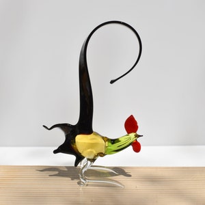 Galo de vidro colorido. Estatueta detalhada com muito caráter e personalidade. Excelente adição à sua coleção de zoológico de vidro