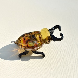 Wunderschöner Glaskäfer. Detailreiche Figur mit viel Persönlichkeit. Hervorragende Ergänzung zu Ihrer Glas menagerie Kollektion.