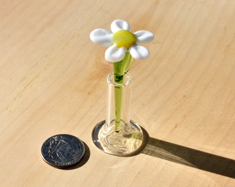 Miniature Glass Daisy in Vase – Handblown Flower Figurine – Tiny Glass Art Collectible – Dollhouse & Fairy Garden Decor