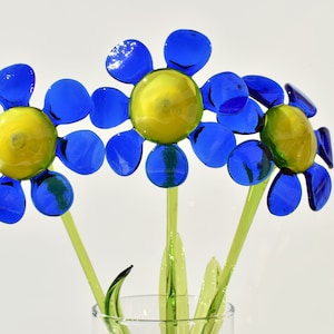 Beautiful long stem blue daisy glass  flower. Excellent addition to your glass collection, unique gift. Each flower is priced individually.