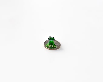 Tiny  miniature standing frog, with a lot of character and personality. Excellent addition to you glass menagerie collection.