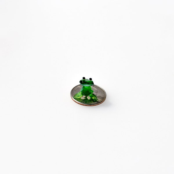 Tiny  miniature standing frog, with a lot of character and personality. Excellent addition to you glass menagerie collection.