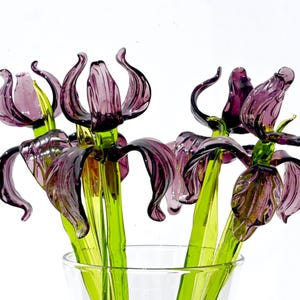 Handgeblazen paarse glazen irisbloemsculptuur - 12 inch