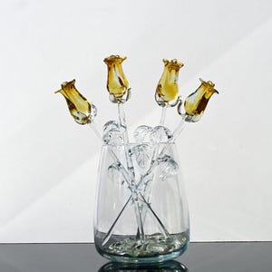 ゴージャスな金色に輝く長い茎のガラス製バラの花。コレクションに加えるのに最適な、ユニークなギフトです。花はそれぞれ個別に価格設定されています。