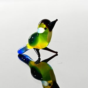 Glass miniature bird. Detailed figurine with a lot of personality.  Excellent addition to your glass birds collection.