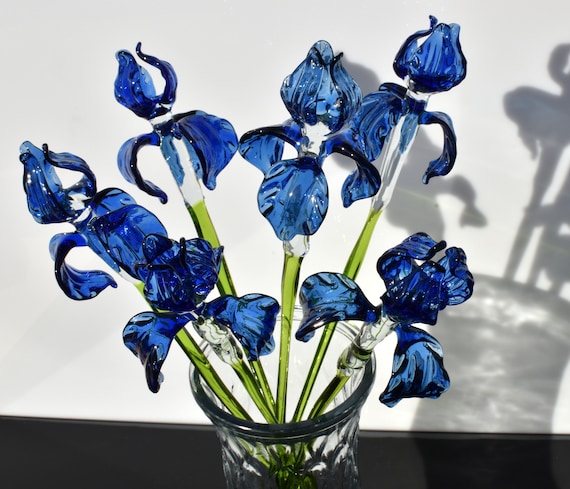Hermosa flor de Iris de vidrio azul de tallo largo. Excelente - Etsy España Hermosa flor de Iris de vidrio azul de tallo largo. Excelente - Etsy España