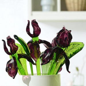 Paarse glazen irissteel – 8&quot; handgeblazen kunstglasbloem, Forever Bloom-cadeau, luxe interieuraccent, unieke botanische sculptuur aandenken