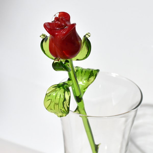 Wunderschöne rote Glas Rosenblüte. Hervorragende Ergänzung Ihrer Glassammlung, einzigartiges Geschenk.