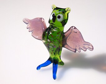 Cute glass Green Owl. Detailed figurine with a lot of personality.  Excellent addition to your glass animals collection.