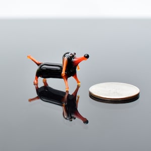 Miniatura jamnika ze szkła: Fantazyjna szklana figurka