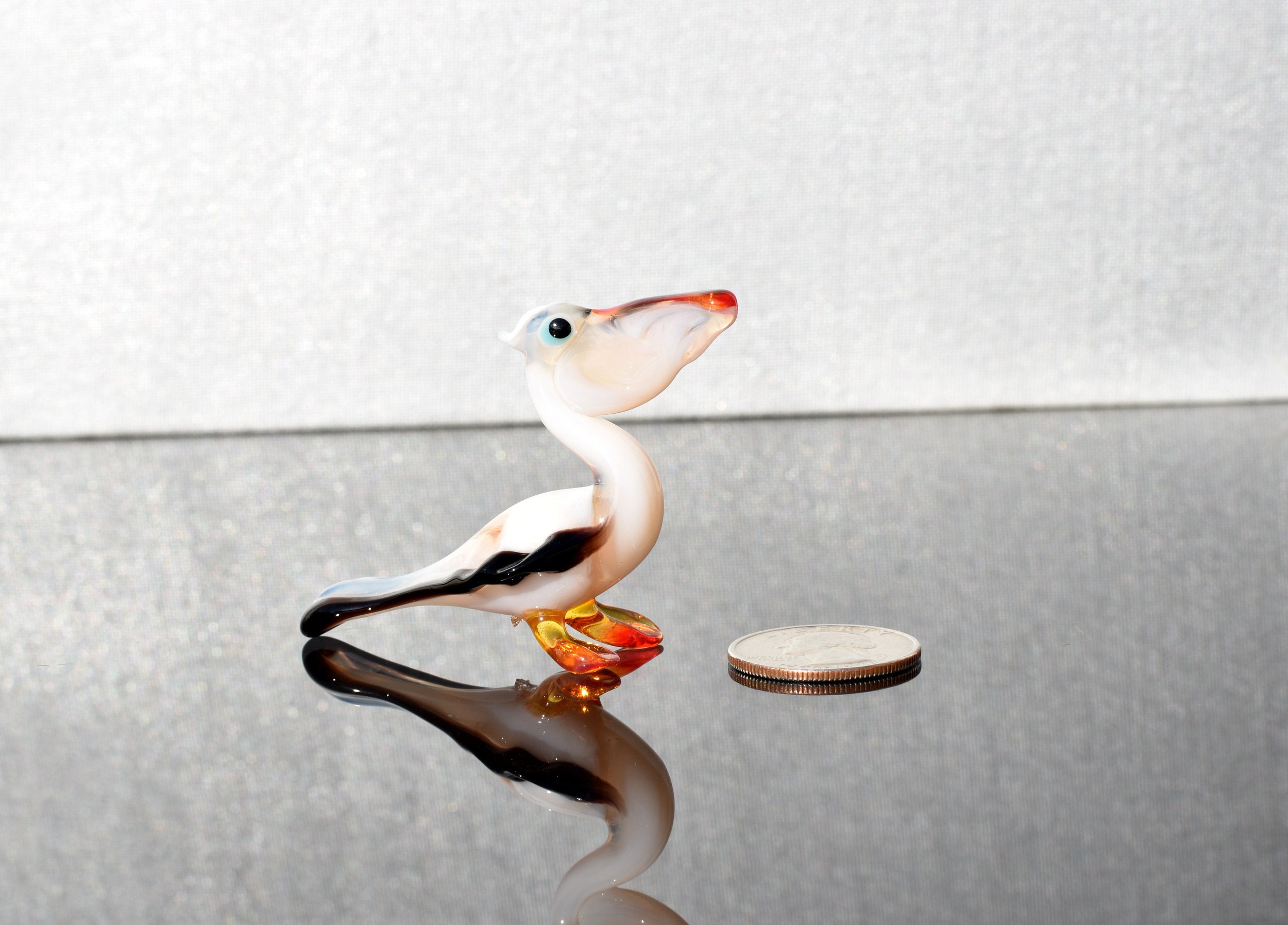 Lindo pelícano de vidrio. Figura caprichosa; Mucho carácter y personalidad. Excelente adición a su colección, regalo único.