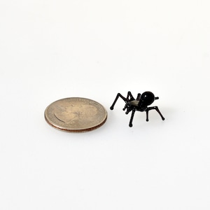 Pequena estatueta de aranha de vidro preto: escultura colecionável excêntrica