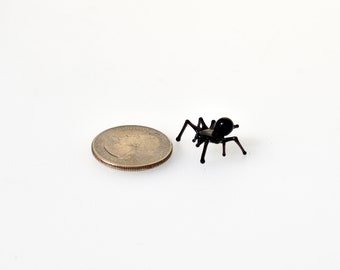Itsy bitsy  black glass spider. Whimsical figurine with a lot of character. Excellent addition to your glass menagerie collection.